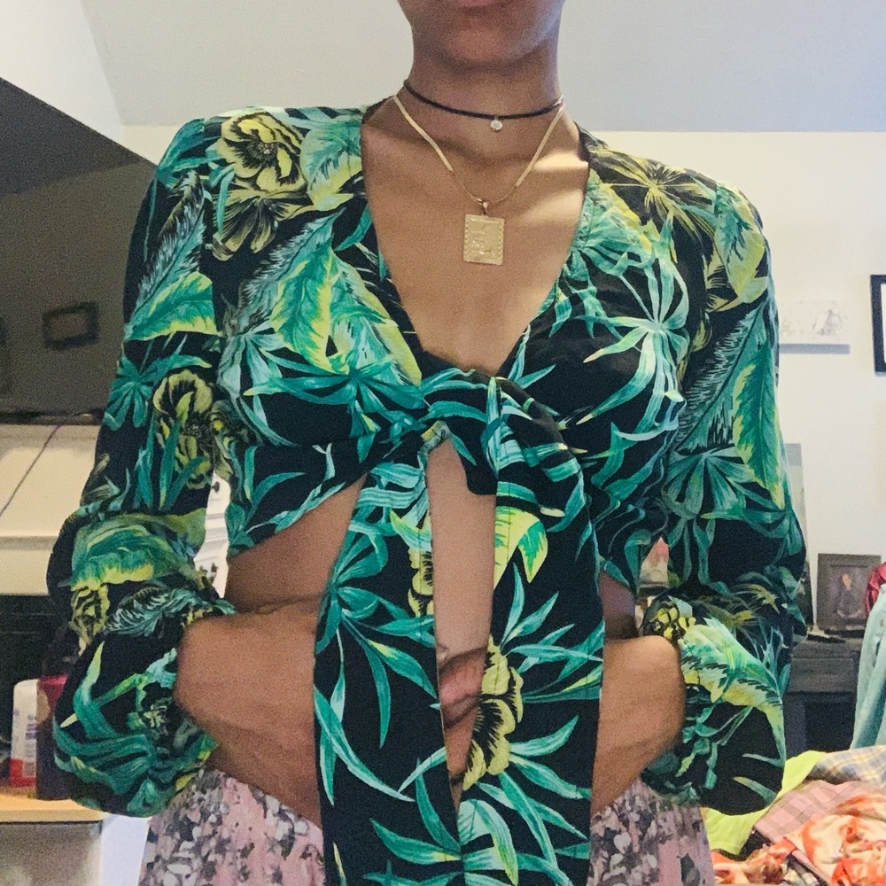 💚🖤Cropped Floral Blouse🖤💚